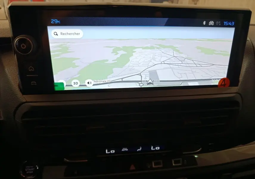 Vue rapprochée de l'écran tactile central du Peugeot Expert Fourgon XL noir, affichant la navigation GPS.