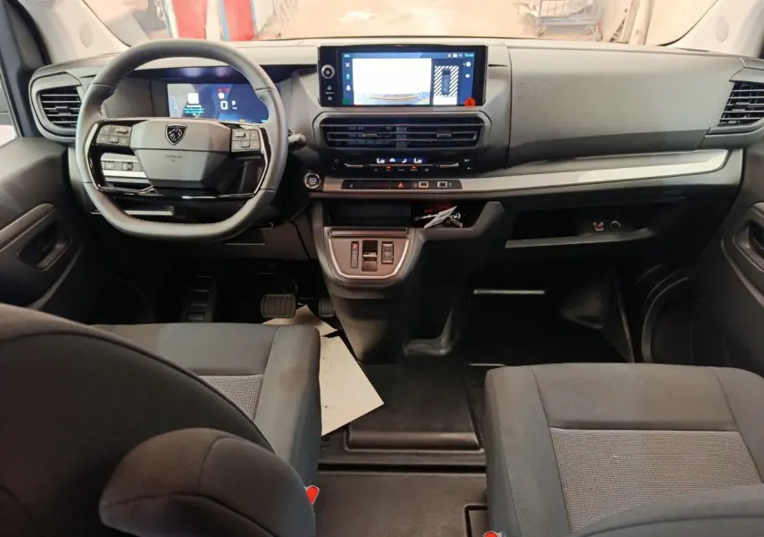 Vue intérieure avant du Peugeot Expert Fourgon XL Diesel 2026, tableau de bord noir avec écran tactile central et volant multifonctions.