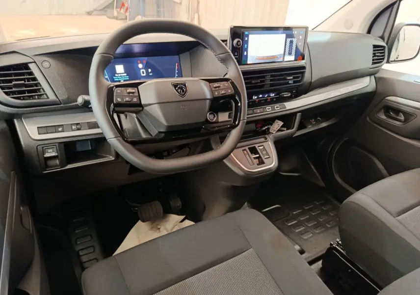 Vue intérieure côté conducteur du Peugeot Expert Fourgon XL 2026, tableau de bord moderne avec écran tactile et volant multifonction.