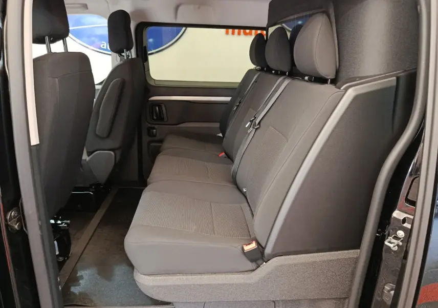 Vue intérieure côté droit du Peugeot Expert Fourgon XL noir 2026, montrant la banquette arrière 3 places en tissu gris.