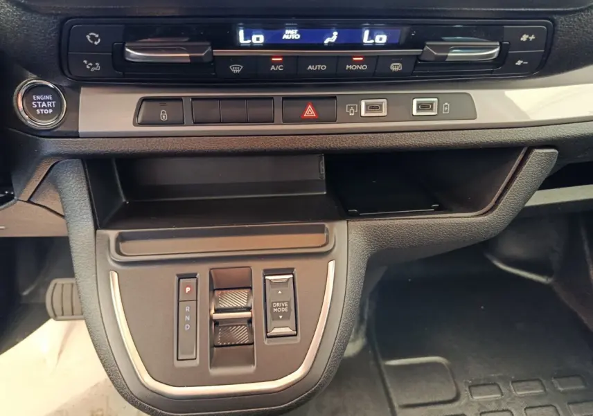 Vue rapprochée de la console centrale noire du Peugeot Expert Fourgon XL Diesel 2026 avec commandes de climatisation et boîte auto.
