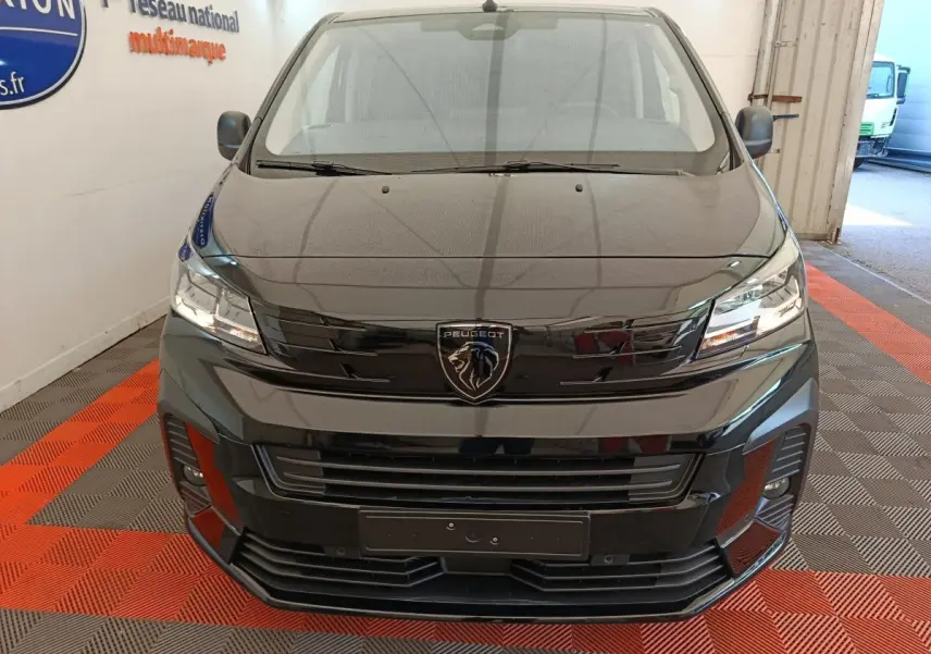 Vue avant du Peugeot Expert Fourgon XL noir, avec calandre noire brillante et logo Peugeot central bien visible.