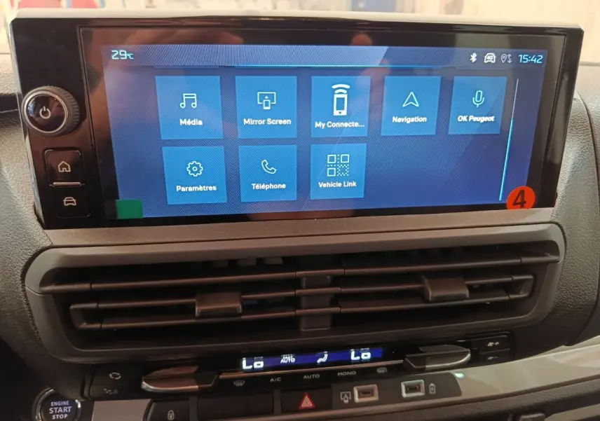 Écran tactile central du Peugeot Expert Fourgon XL Diesel 2026, affichant les options multimédia et navigation.