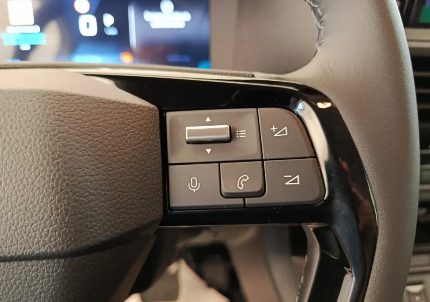 Gros plan sur les commandes multifonctions noires à droite du volant du Peugeot Expert Fourgon XL noir, intérieur moderne.