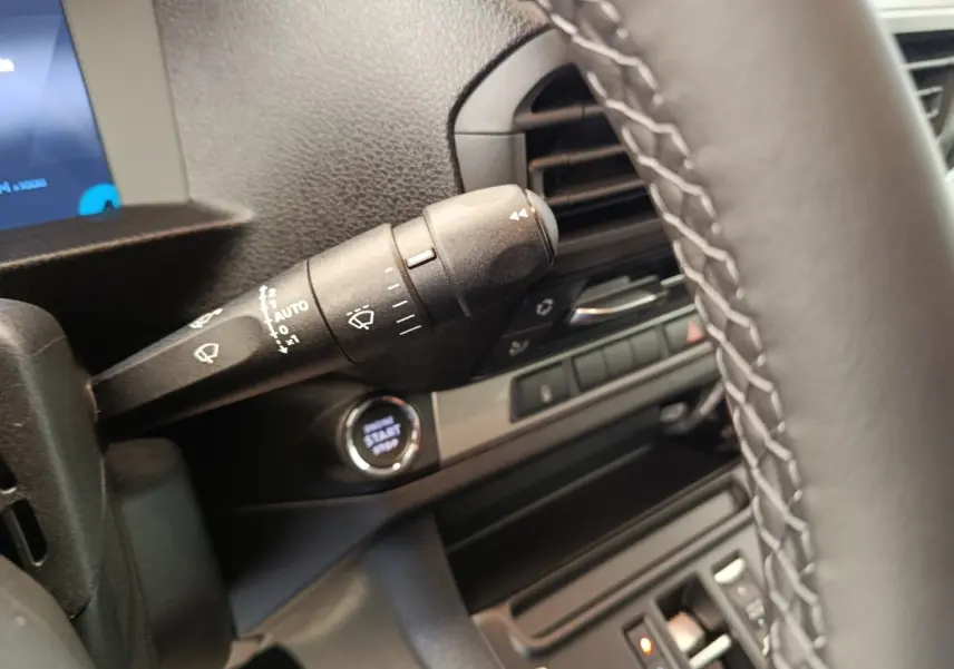 Gros plan intérieur sur le commodo d’essuie-glace et le bouton start/stop du Peugeot Expert Fourgon XL noir 2026.