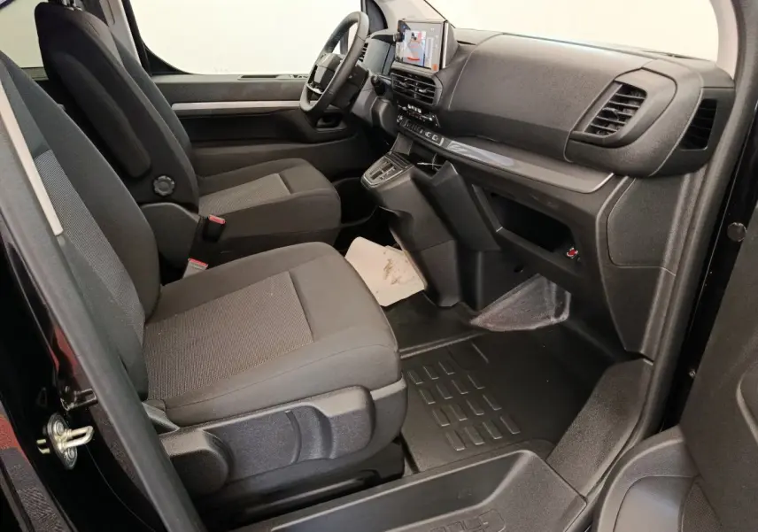 Vue intérieure côté conducteur du Peugeot Expert Fourgon XL noir 2026, montrant sièges et tableau de bord moderne.