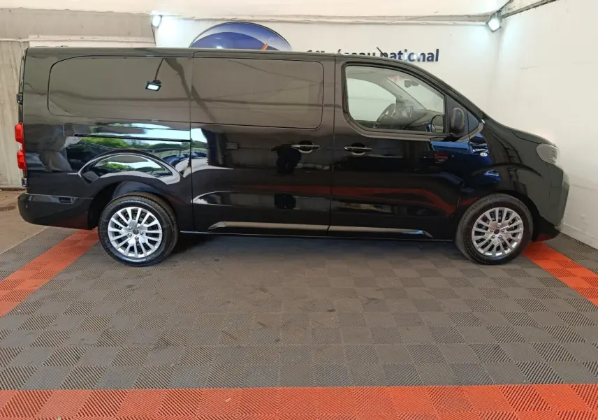 Vue latérale droite du fourgon Peugeot Expert XL noir, avec jantes alliage et portes coulissantes fermées.