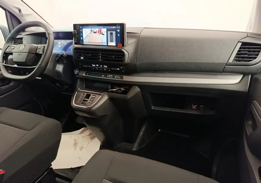 Vue intérieure côté passager du tableau de bord noir du Peugeot Expert Fourgon XL Diesel 2026 avec écran tactile central.