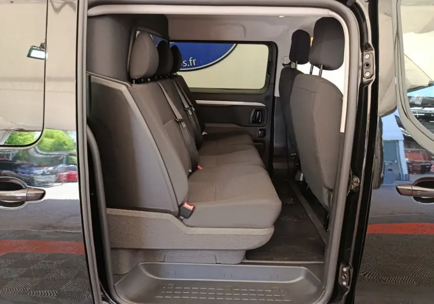 Vue latérale intérieure du Peugeot Expert Fourgon XL noir, montrant la banquette arrière 3 places en tissu gris.