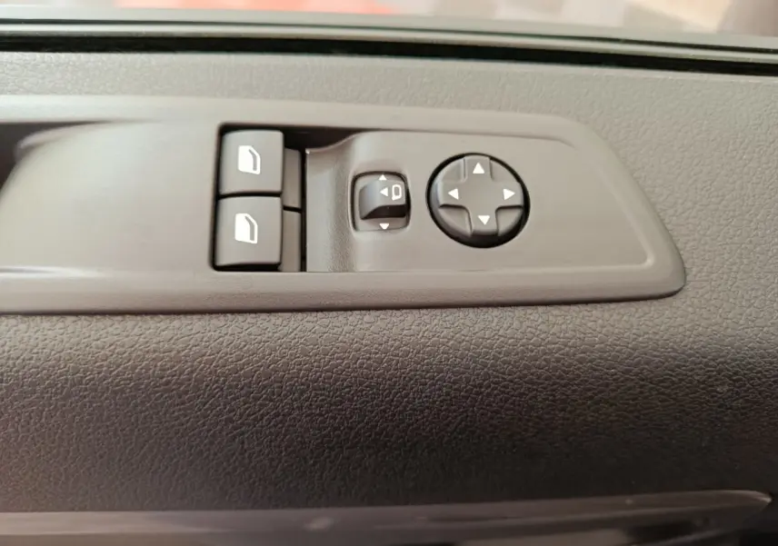 Détail des commandes de réglage des rétroviseurs et des vitres sur la porte intérieure noire du Peugeot Expert Fourgon XL Diesel 2026.