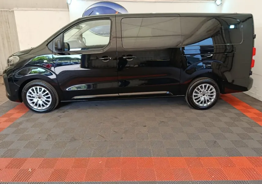 Peugeot Expert Fourgon XL noir vu de profil côté gauche, avec jantes alliage et porte latérale coulissante.