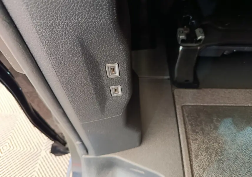 Gros plan sur deux ports USB intégrés dans la garniture intérieure noire côté droit du Peugeot Expert Fourgon XL.