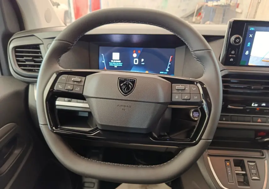 Vue rapprochée du volant multifonctions noir et du tableau de bord numérique du Peugeot Expert Fourgon XL Diesel 2026.