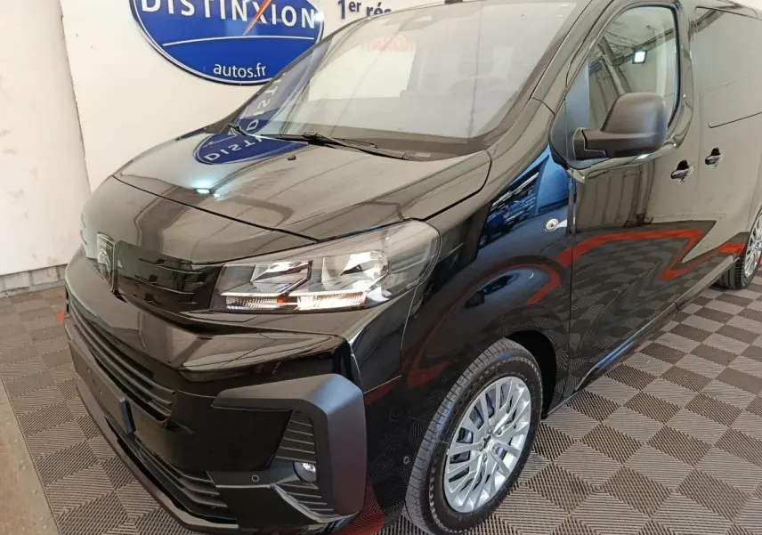 Vue 3/4 avant droit du Peugeot Expert Fourgon XL noir, mettant en valeur ses phares modernes et sa calandre lisse.