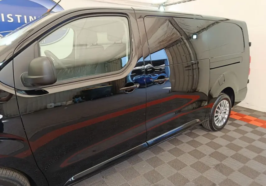 Vue latérale droite d’un Peugeot Expert Fourgon XL noir, mettant en valeur sa carrosserie lisse et ses jantes alliage.