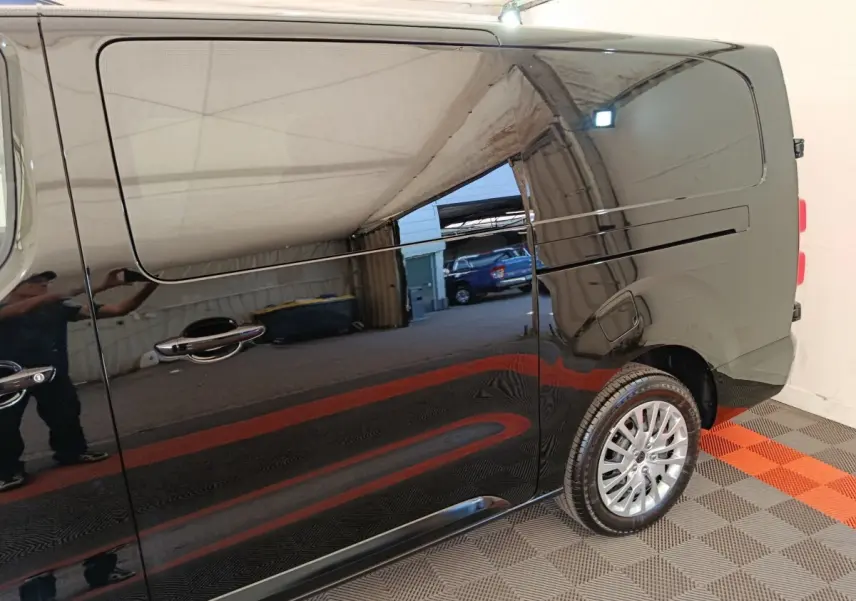 Vue latérale droite du Peugeot Expert Fourgon XL noir, mettant en valeur la porte coulissante et la roue arrière.