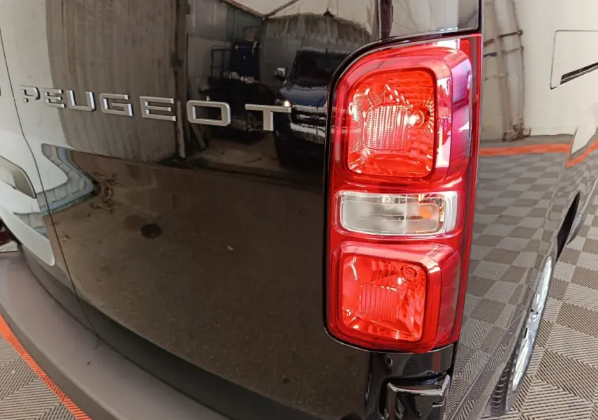 Gros plan sur le feu arrière droit et la partie arrière noire du Peugeot Expert Fourgon XL Diesel 2026.