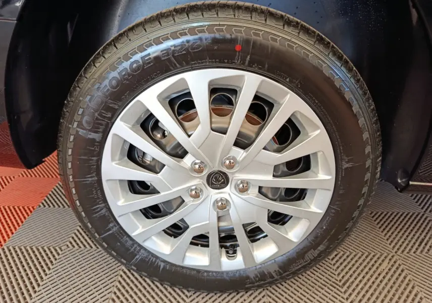 Gros plan sur la roue avant droite du Peugeot Expert Fourgon XL noir, mettant en valeur la jante argentée et le pneu.