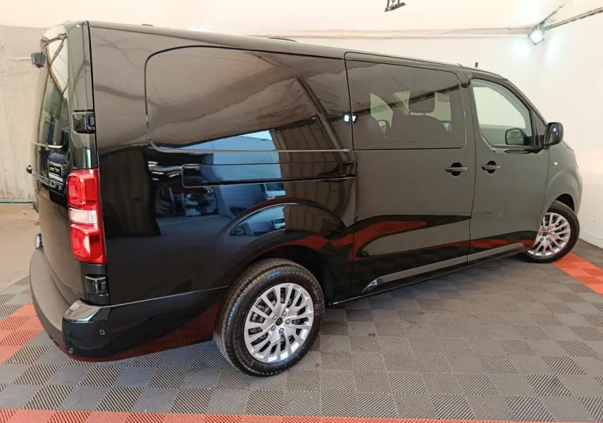 Vue 3/4 arrière droite du Peugeot Expert Fourgon XL noir, avec jantes alliage et vitres teintées arrière.
