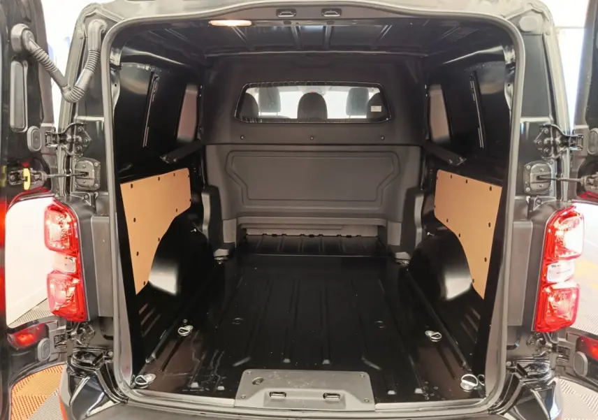 Vue arrière du Peugeot Expert Fourgon XL noir 2026, montrant l’espace de chargement vide avec cloison vitrée pleine.