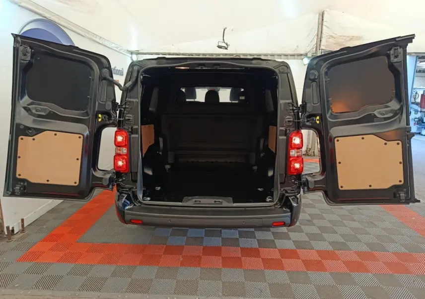 Vue arrière du Peugeot Expert Fourgon XL noir avec portes arrière ouvertes montrant l’espace de chargement vide.