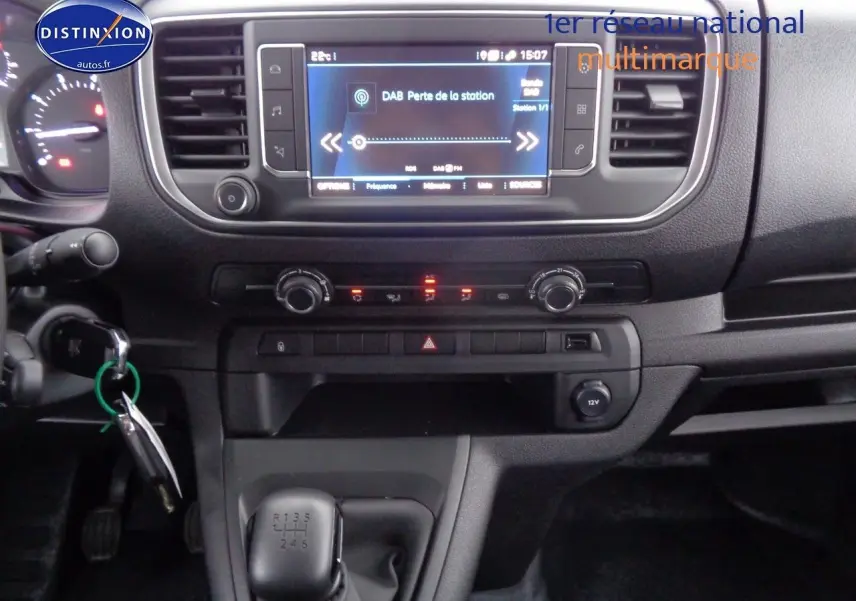 Gros plan sur la commande des phares et clignotants du Peugeot Expert cabine approfondie gris Artense métal 2023.