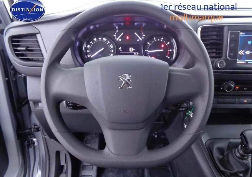 Écran tactile multimédia allumé dans l'habitacle du Peugeot Expert gris Artense, vue centrée sur la console.