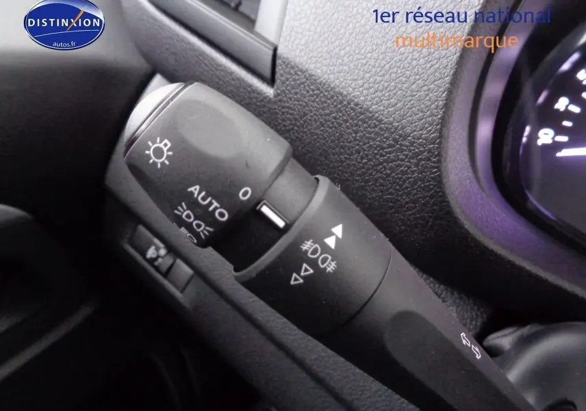 Écran tactile central du Peugeot Expert gris Artense 2023 montrant les réglages du véhicule en intérieur
