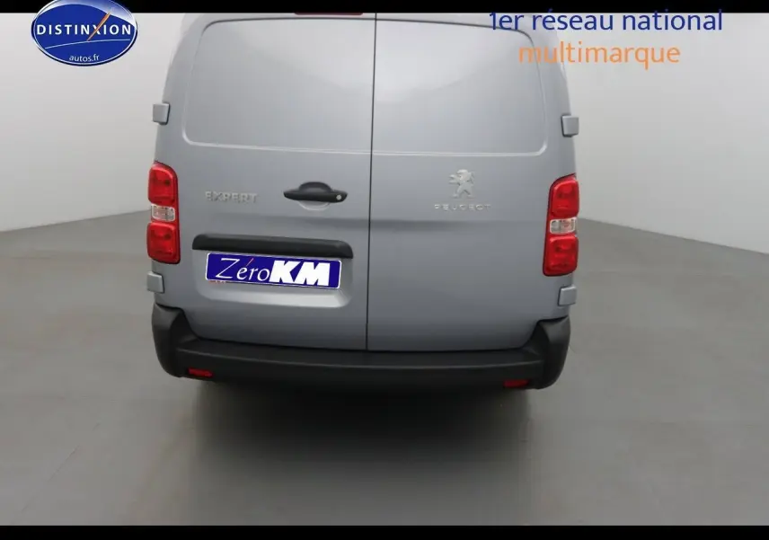 Vue frontale d'un Peugeot Expert Cabine Approfondie gris Artense métal, avec calandre noire et logo lion central.