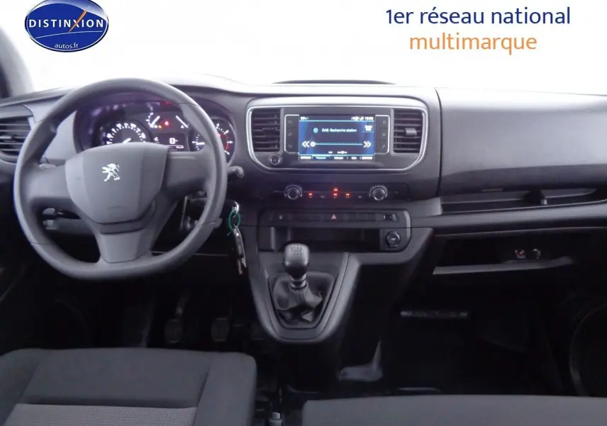 Le levier de vitesses manuel du Peugeot Expert Cabine Approfondie gris Artense, vue rapprochée de la console centrale.