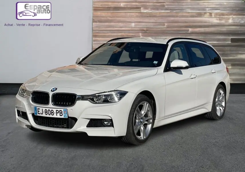 BMW Série 3 Touring F31 blanc vue 3/4 avant droit, avec jantes alliage et calandre noire M Sport visible