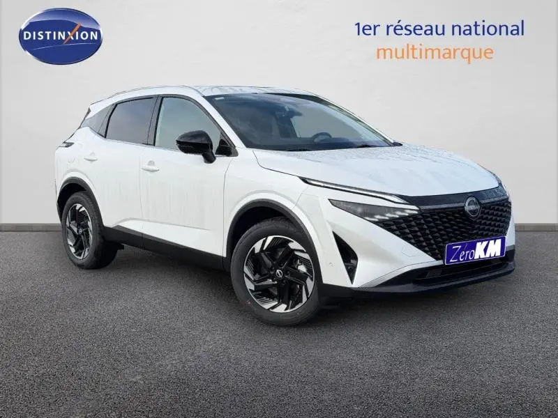 Nissan Qashqai Hybrid e-POWER blanc en 3/4 avant droit, avec calandre noire et jantes noires distinctives.