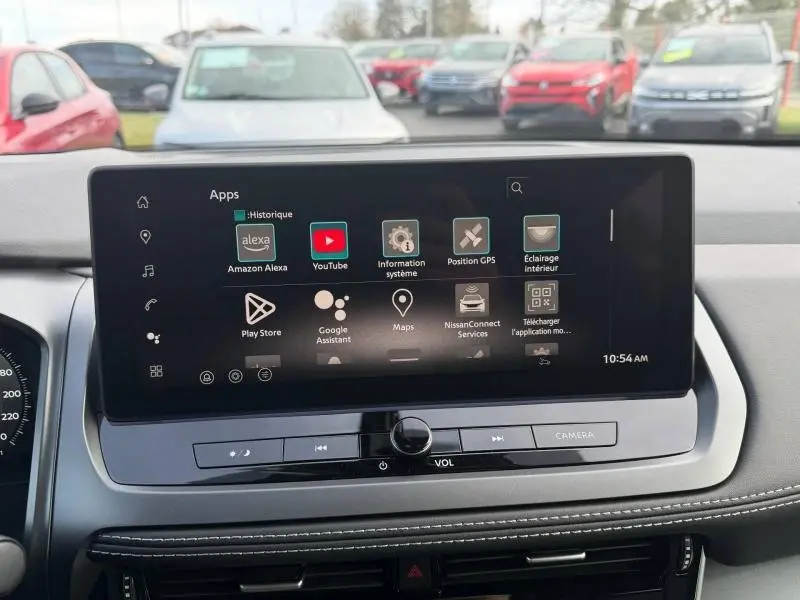 Vue intérieure du tableau de bord du Nissan Qashqai Hybrid e-POWER 2025, écran tactile central avec applications affichées.