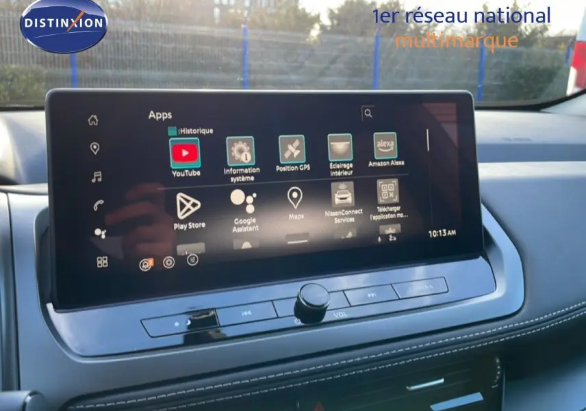 Vue rapprochée de l’écran tactile central du Nissan Qashqai 2025, affichant plusieurs applications connectées.