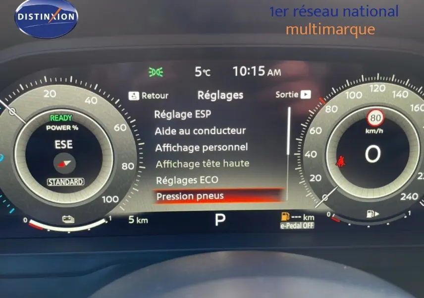 Tableau de bord numérique du Nissan Qashqai 2025 affichant les réglages et la vitesse à 0 km/h, vue frontale rapprochée.