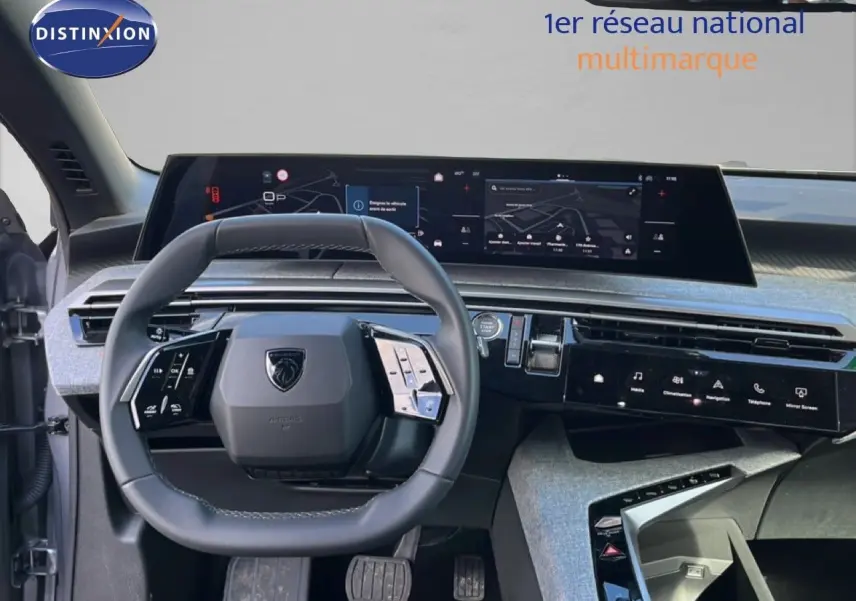 Vue intérieure centrée sur le volant et le tableau de bord numérique du Peugeot 5008 gris Artense 2025.