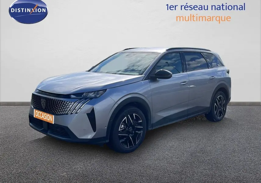 Peugeot 5008 gris Artense métal en vue 3/4 avant droit, avec jantes noires et calandre distinctive.