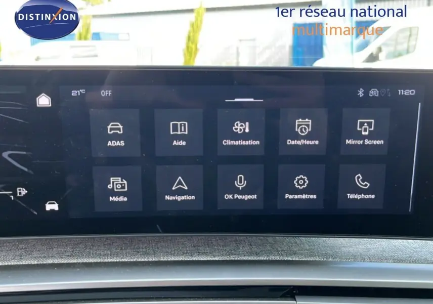Écran tactile central du tableau de bord du Peugeot 5008 gris Artense, affichant les options de climatisation et navigation.