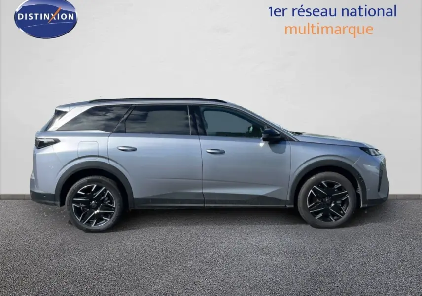 Profil droit du Peugeot 5008 2025 gris Artense métal avec jantes noires et toit noir contrasté.