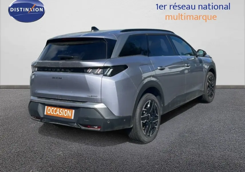 Vue 3/4 arrière droite d’un Peugeot 5008 gris Artense métal avec jantes noires et vitres teintées.