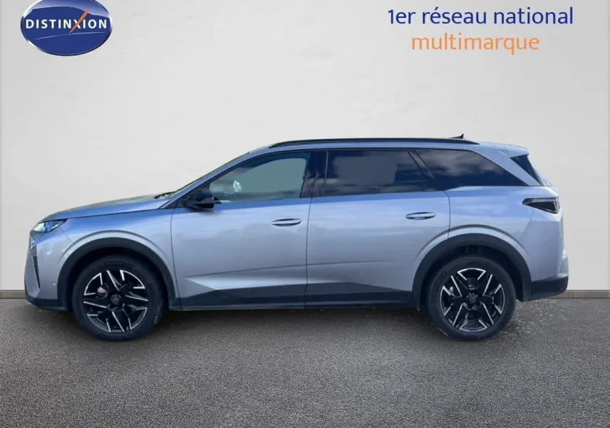 Profil droit du Peugeot 5008 gris Artense métal 2025 avec jantes noires et toit noir contrasté.