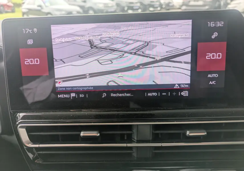 Écran tactile central du tableau de bord du Citroën C5 Aircross 2025 affichant la navigation et la climatisation à 20°C.