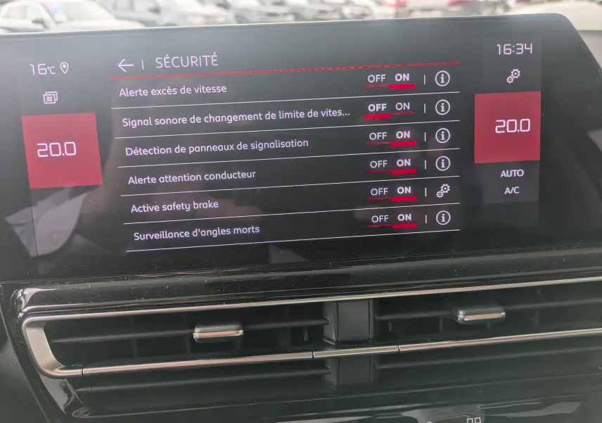 Écran tactile intérieur du Citroën C5 Aircross 2025 affichant les réglages de sécurité et la climatisation à 20°C.