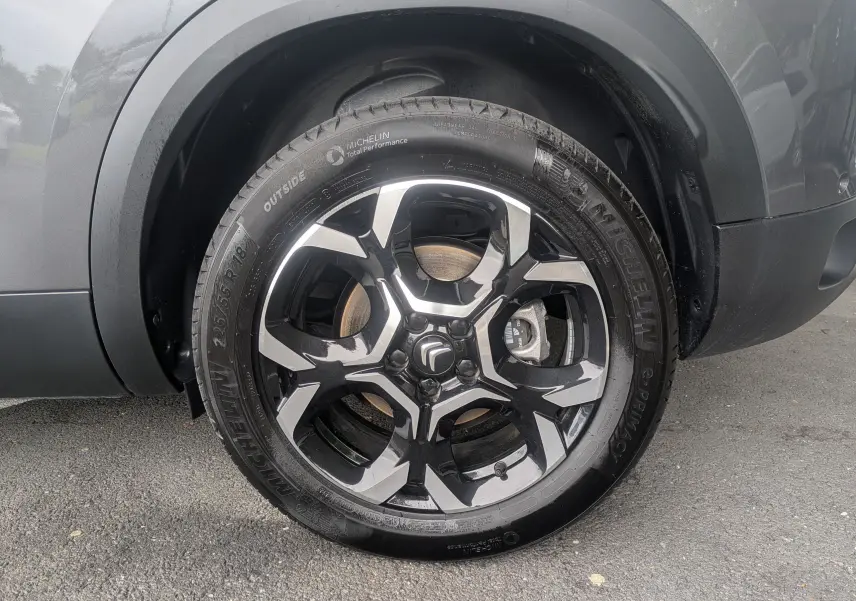 Gros plan sur la jante alliage biton 18 pouces du côté gauche d'un Citroën C5 Aircross gris platinium 2025 hybride.