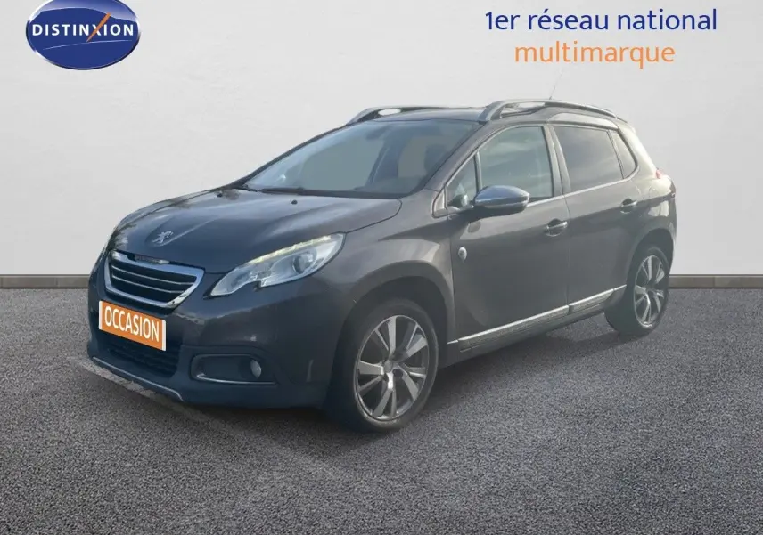 Peugeot 2008 gris platinium métal en 3/4 avant droit, avec jantes alliage et barres de toit visibles.