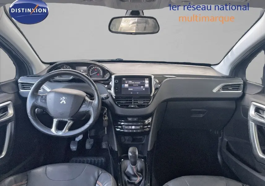 Intérieur noir cuir de la Peugeot 2008 2019, vue frontale du tableau de bord avec volant et écran tactile central.