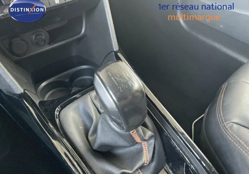 Le levier de vitesse en gros plan de la Peugeot 2008 gris platinium, avec coutures apparentes sur la sellerie noire.