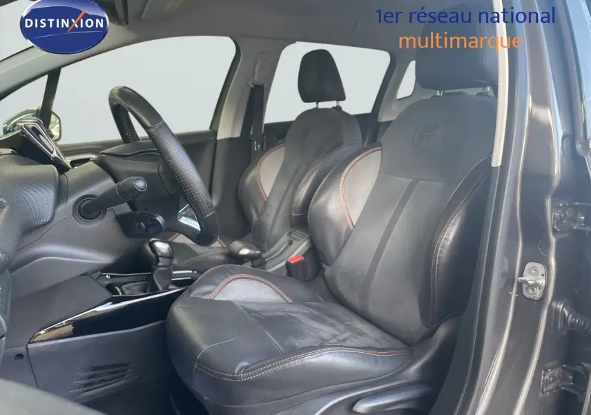 Intérieur du Peugeot 2008 2019 avec sièges cuir noir et surpiqûres orange, vue côté gauche porte ouverte.