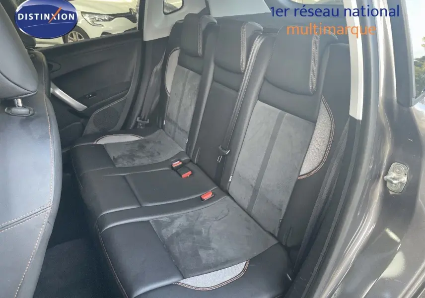 Vue intérieure côté droit des sièges arrière en cuir noir et alcantara gris d'un Peugeot 2008 gris platinium 2019.