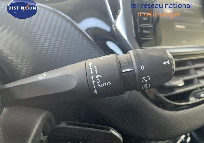 Gros plan sur la commande des essuie-glaces dans l’habitacle d’un Peugeot 2008 gris platinium de 2019.